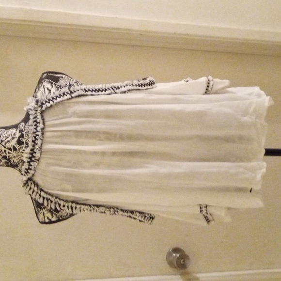 Cold Shoulder Lightweight Top - Picture 2 of 4